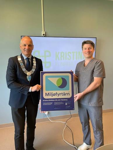Ordfører Frank Pedersen overrekker Miljøfyrtårn-sertifikatet til Kristina Klinikken i Tønsberg